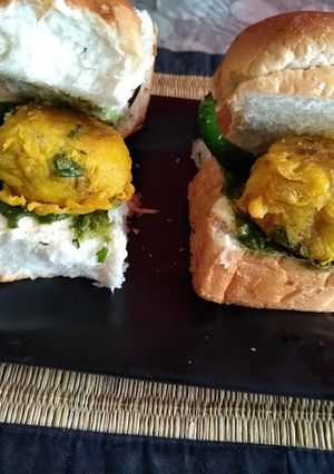 A picture of Vada pav.