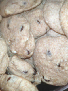 Una foto de Galletitas integrales con chips de chocolate blancos y negros