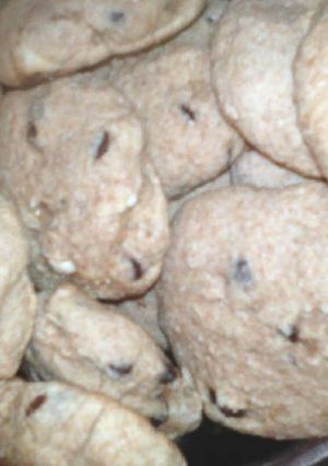 Una foto de Galletitas integrales con chips de chocolate blancos y negros