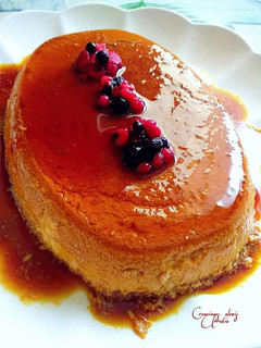Foto principal de Flan de huevos y coco fresco con frutos rojos