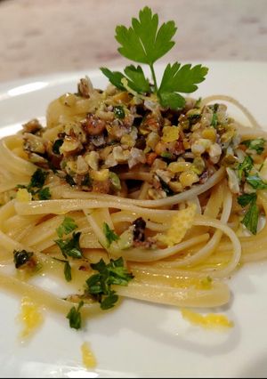 Foto di Linguine con Pesto di Noci e Pistacchio di Bronte con Scorza di Limone