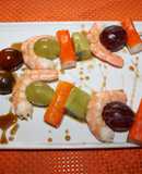 Brochetas frías de frutos del mar y fruta