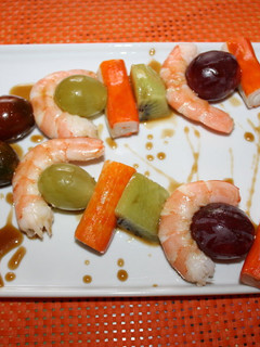 Una foto de Brochetas frías de frutos del mar y fruta