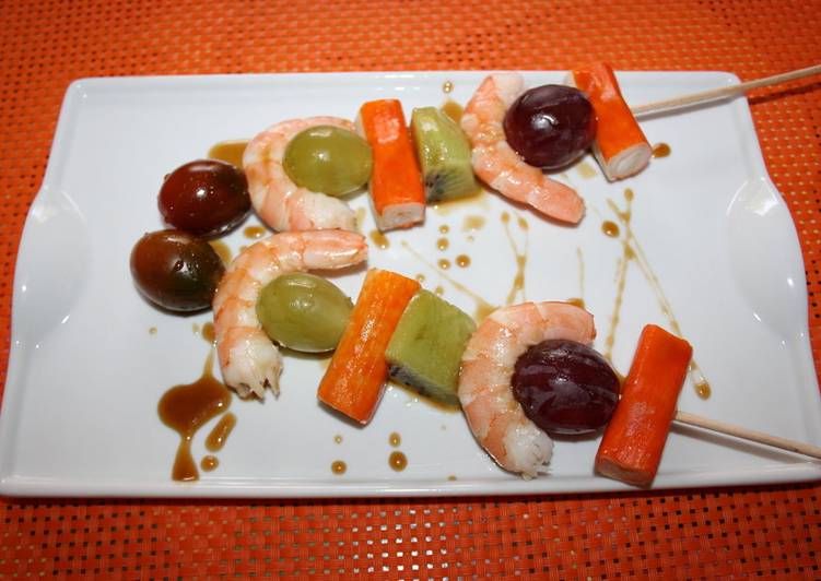 Brochetas frías de frutos del mar y fruta