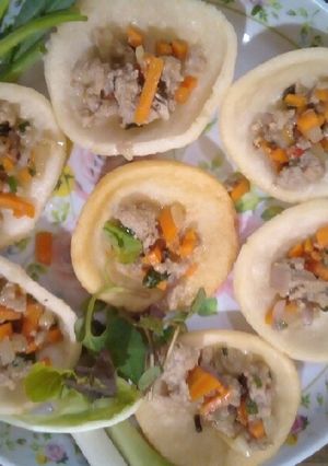 Hình của món Bánh phồng tôm sốt bò băm.