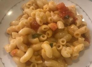 Una foto de Pasta de coditos con queso