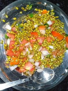 हेल्दी मूंग स्प्राउट चाट (Healthy Moong sprout chaat recipe in hindi) रेसिपी मुख्य फोटो