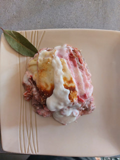 Una foto de Lasagna de panqueque de remolacha y carne desmechada