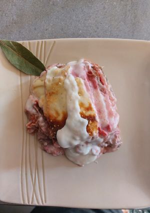 Una foto de Lasagna de panqueque de remolacha y carne desmechada