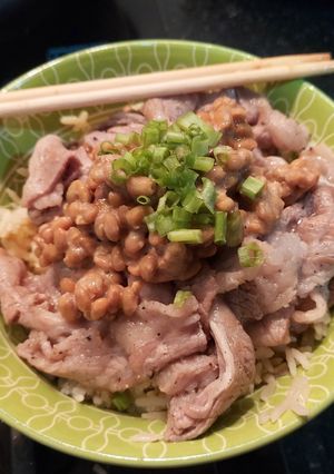 รูปของ ข้าวไข่ดิบโปะด้วยเนื้อยางกับนัตโตะ