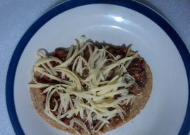 Huarache  asado de birria de pollo adobada al tequila con queso tipo San Diego.  Jalisco México