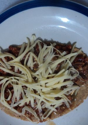 Una foto de Huarache asado de birria de pollo adobada al tequila con queso tipo San Diego. Jalisco México