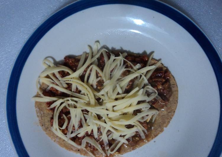 Huarache  asado de birria de pollo adobada al tequila con queso tipo San Diego.  Jalisco México