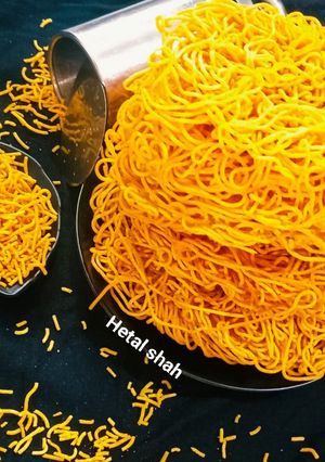 બેસન સેવ (Besan Sev Recipe In Gujarati) રેસીપી મુખ્ય ફોટો