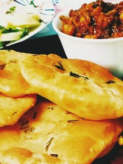 कुरकुरी मैदा सूजी पूरी (kurkuri maida sooji poori recipe in Hindi) रेसिपी मुख्य फोटो