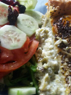 Una foto de Tarta de coliflor y brocoli con ensalada