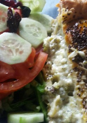 Una foto de Tarta de coliflor y brocoli con ensalada