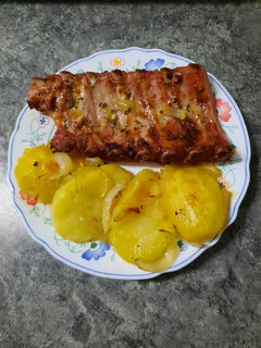 Una foto de Costillas de Cerdo al horno con patatas
