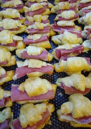 Una foto de Locatelis de jamón crudo