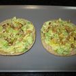 Pan integral con aguacate y nueces para el desayuno