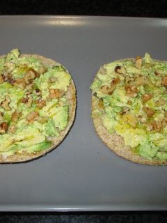 Una foto de Pan integral con aguacate y nueces para el desayuno