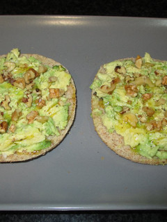 Una foto de Pan integral con aguacate y nueces para el desayuno