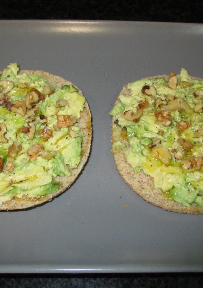 Una foto de Pan integral con aguacate y nueces para el desayuno