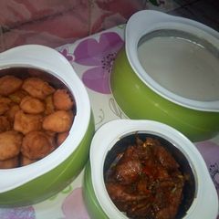 A picture of Kosai,kunun gyada and pepper chicken.