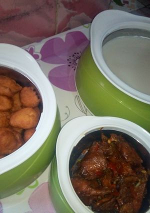 A picture of Kosai,kunun gyada and pepper chicken.