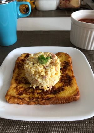A picture of French toast topping with egg mayo.