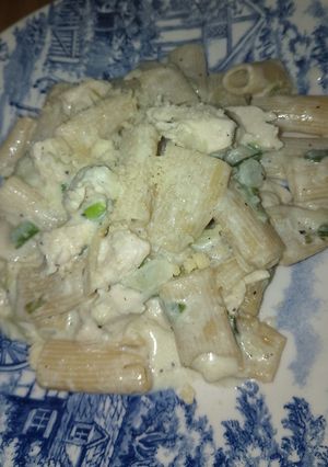 Una foto de Fideos con crema y pollo