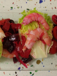 Una foto de Ensalada de cogollos de Tudela con langostinos y remolachas