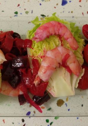 Una foto de Ensalada de cogollos de Tudela con langostinos y remolachas