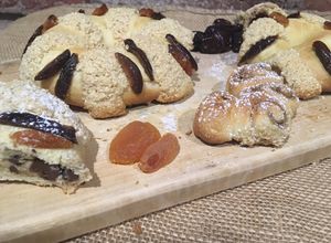 Una foto de Rosca de reyes con cobertura de amaranto