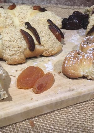 A picture of Rosca de Reyes with Amaranth Topping.