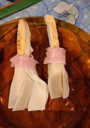 Una foto de Escobitas de jamón y queso con pan