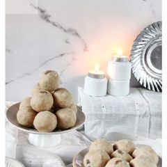A picture of Wheat flour ladoo.