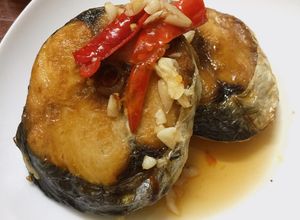 Hình của món Cá thu chiên mắm tỏi.