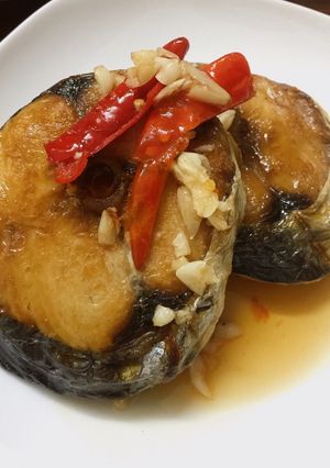 Hình của món Cá thu chiên mắm tỏi.