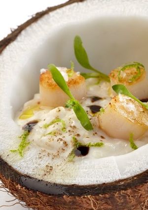 Una foto de Vieiras asadas y arroz con leche de coco