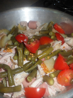 Una foto de Ensalada de pollo con tomates cherry