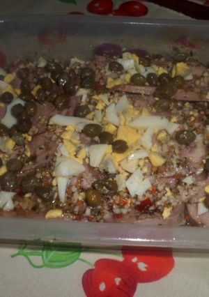 Una foto de Lengua con huevo y alcaparras