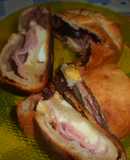 Rollo con masa de pizza y algo más
