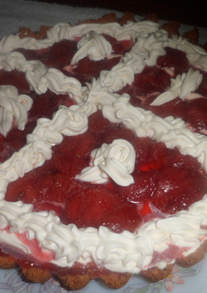Una foto de Tarta con frutillas en álmibar 