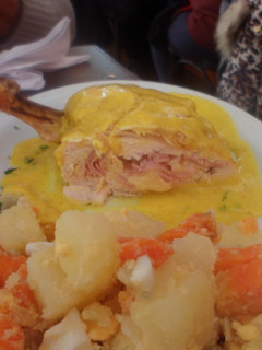 Una foto de Pollo relleno con salsa de azafrán