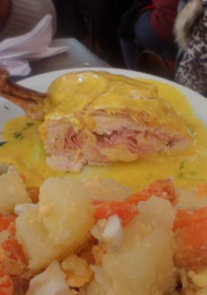 Una foto de Pollo relleno con salsa de azafrán