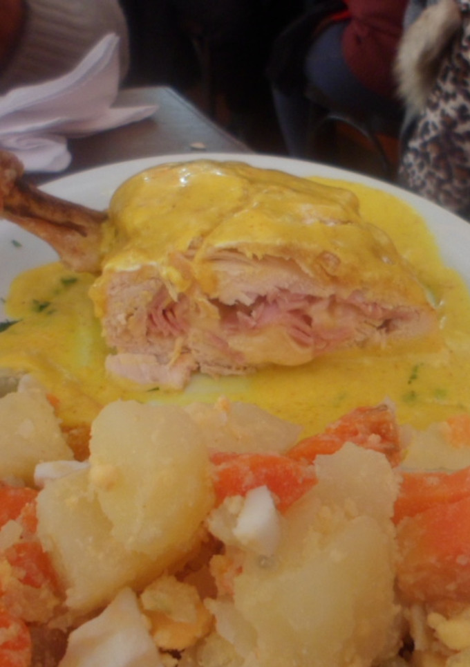 Una foto de Pollo relleno con salsa de azafrán