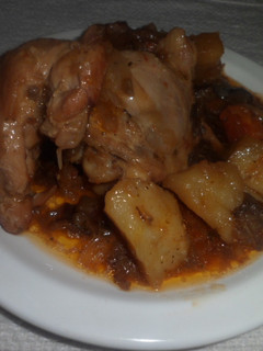 Una foto de Presas de pollo con papas y berenjenas