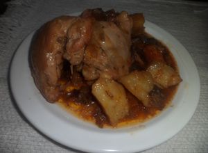 Una foto de Presas de pollo con papas y berenjenas