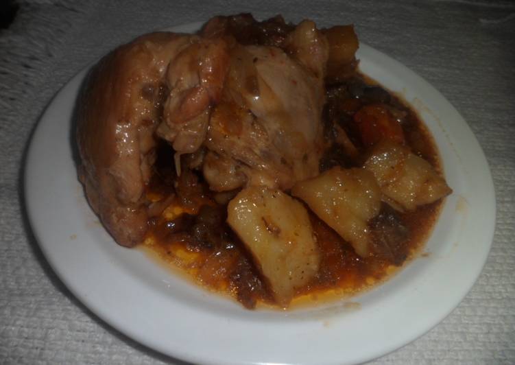 Presas de pollo con papas y berenjenas